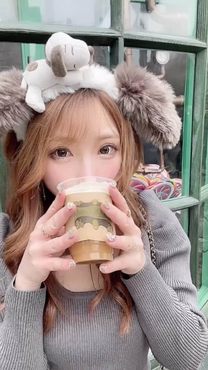 のインスタグラム：「今更先月末に行ったユニバの動画を あげてイクぅぅぅう〜っ🐩❤️⤴︎⤴︎  ※途中画質ちょこちょこ悪くてすみません😭 . . . #ユニバ #ユニバコーデ #ユニバカチューシャ #ユニバデート #スヌーピーコーデ #もこもこコーデ #彼女感 #リール動画 #デートコーデ」
