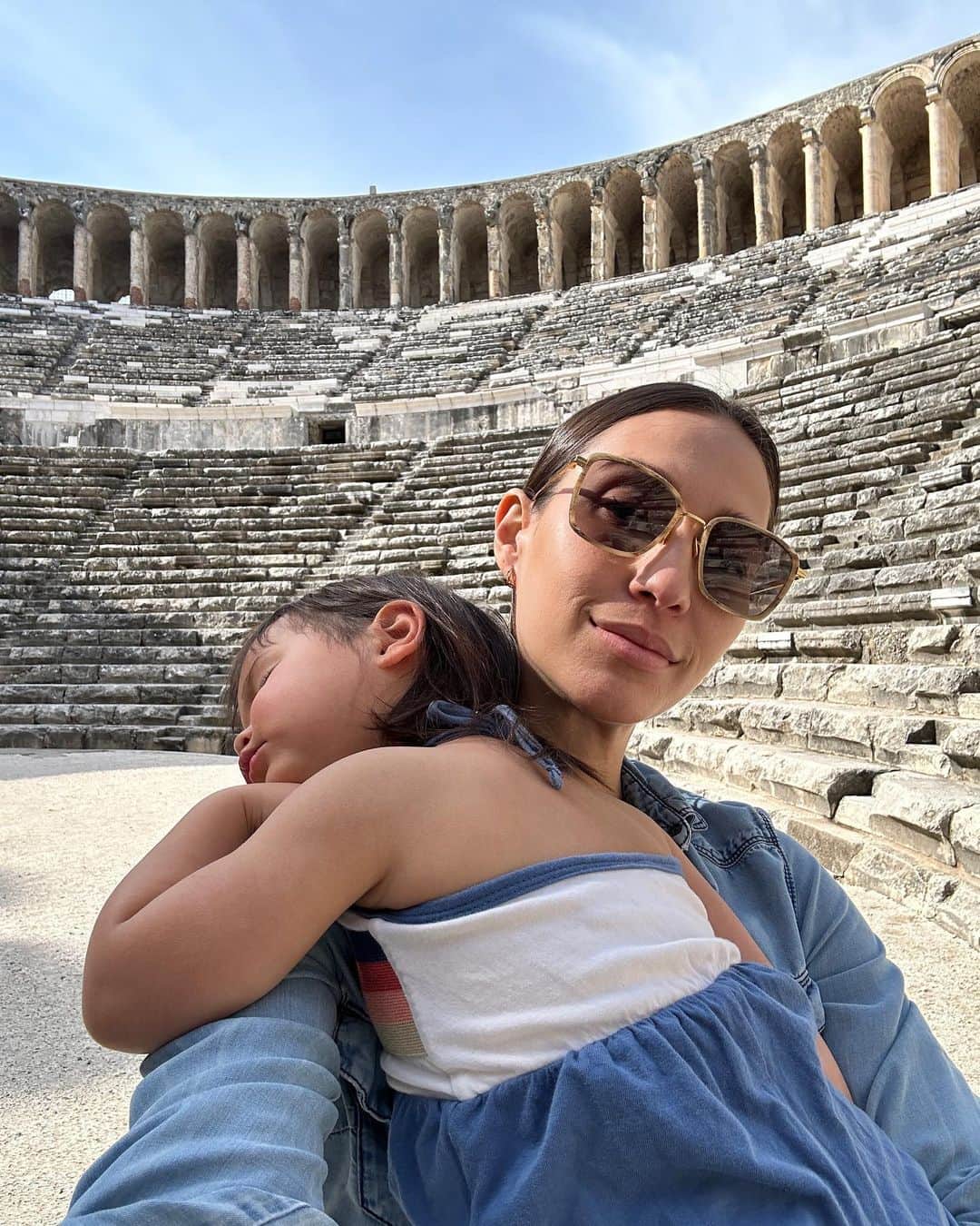 Livのインスタグラム：「Traveling together Pt 1: seeing some sights while daddy is on set ❤️ #goldinggirlstrip」