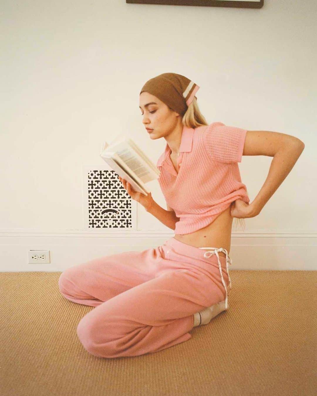 ジジ・ハディッドのインスタグラム：「@guestinresidence SS23 CORE COLLECTION - your favorite cozy basics in lighter weights and new colors for Spring, like ‘blush’ ^ 🪷 GuestInResidence.com  xx  2.20.23 by @quentindebriey」