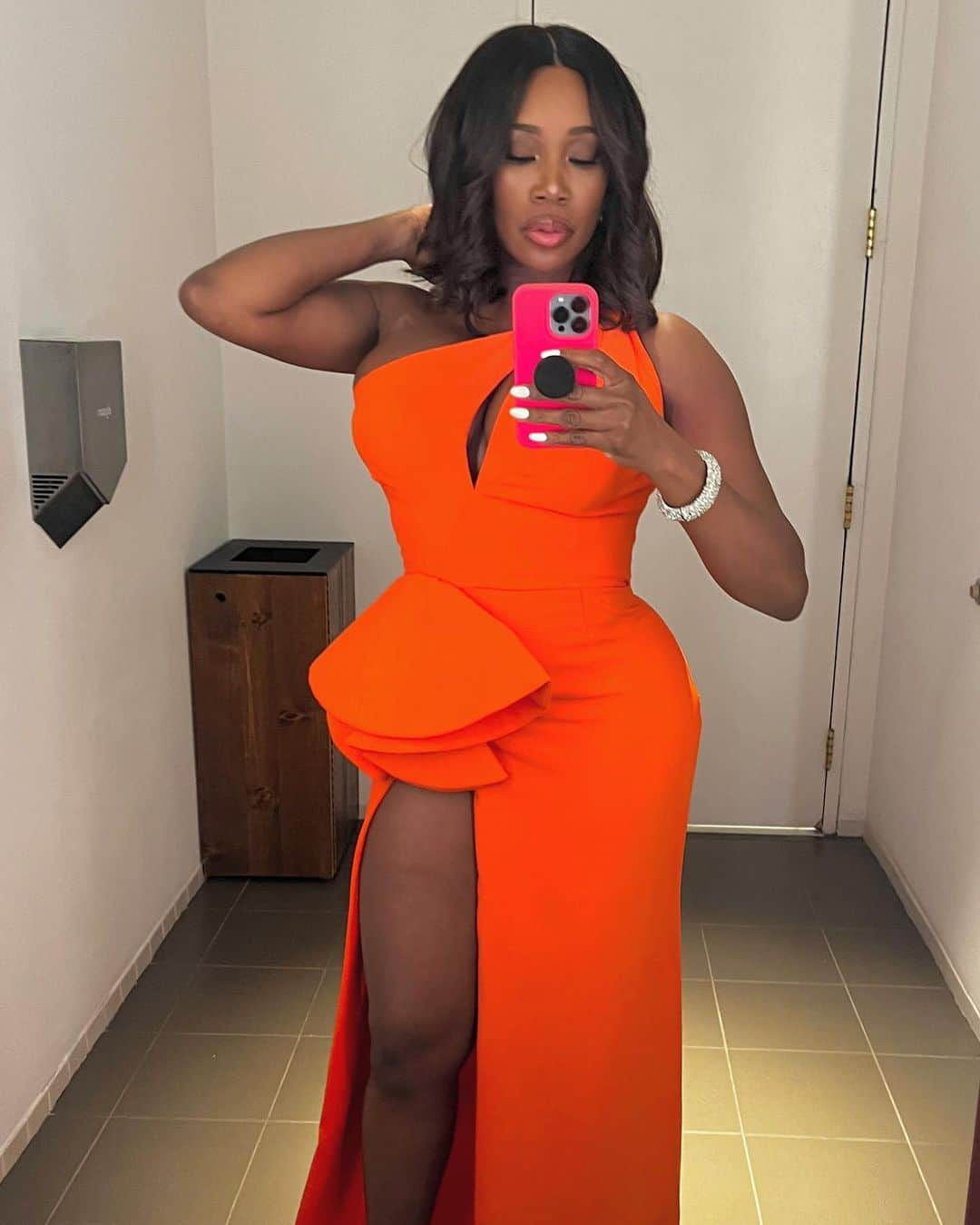 Kissのインスタグラム：「When the dress you planned to wear to doesn’t work out at the last minute 🤦🏾‍♀️ so you grab a backup dress and it turns out to be bomb af lol! 🍊😅 Had an incredible evening spinning @americanblackfilmfestival’s  #abffhonors with @djmos Sunday night! Big salute to @jefffriday and @iamnicolefriday for creating a beautiful platform to celebrate the beauty and excellence of Black Hollywood! 💫🎬」