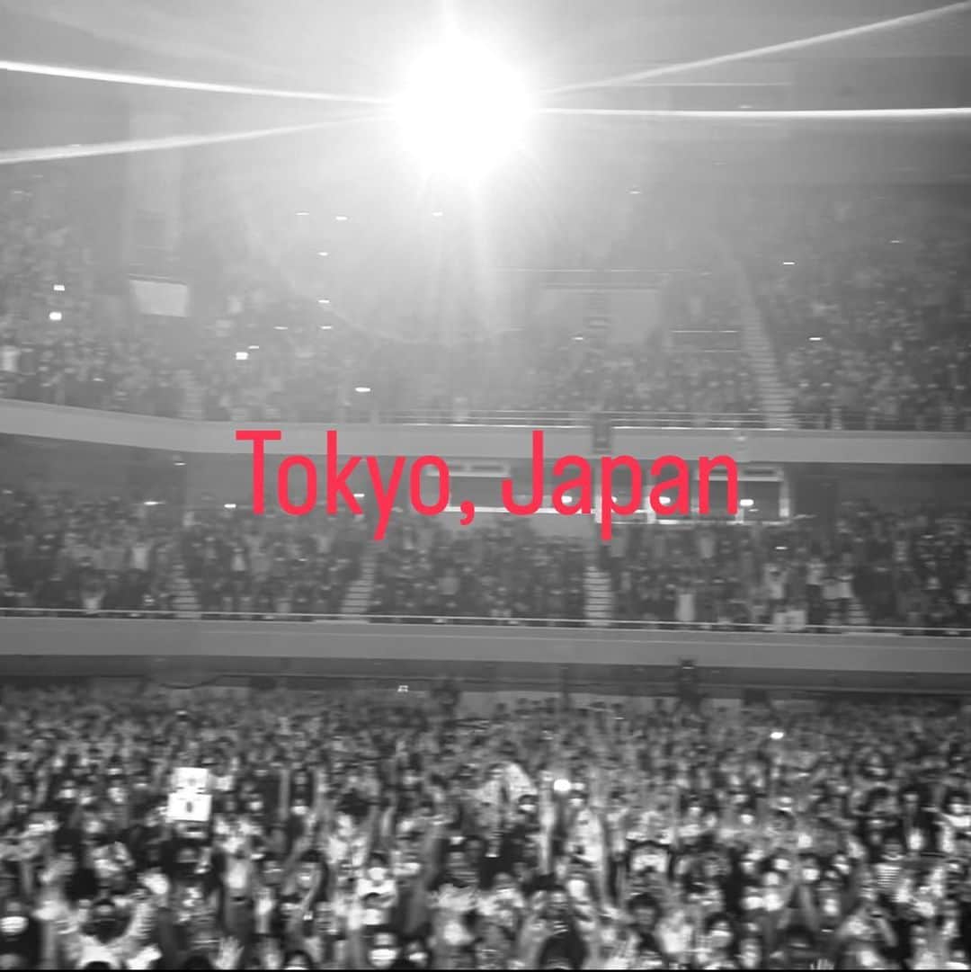 ブライアン・アダムスのインスタグラム：「My 25th show at the Budokan, Tokyo tonight. Domo-arigato gozaimasu everyone in Japan for always making us feel so special! ❤️ 🇯🇵」