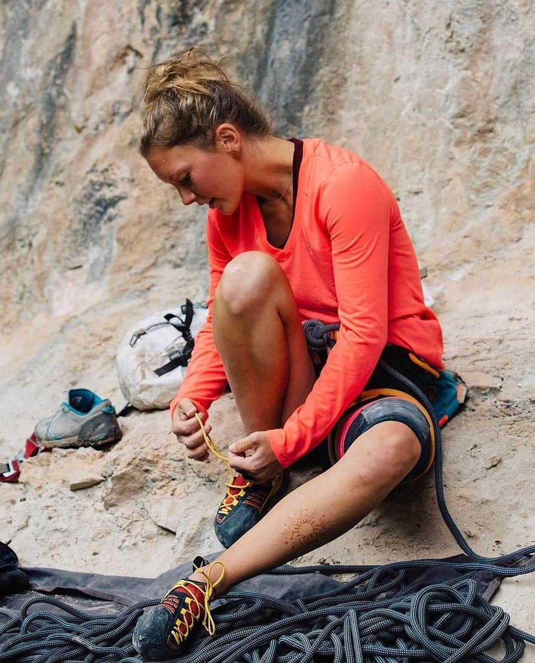 チェルシー・ルーズのインスタグラム：「I’ve been spending some time reflecting on…me; my struggles, my shyness (which some of you may not know about), why I choose to do this work when my earlier experiences with women weren’t superb, what my goals mean to me, where I want to go in life, and the list continues.   I think that I would like to share a lot of what has been coming up because … some of you run into me irl or message me and thank me for my vulnerability. You tell me that what I’ve shared helps you feel not alone, or inspired, or gives you feelings of gratitude. And I’ve always said, “even if my message reaches one person only, that is success,” so…somewhere within wants to share more - for YOU. And maybe for me too. And I want to say thank you to those of you who reach out and stop me irl - I appreciate it more than you’ll ever know.   The other day I asked y’all what you want to hear from me because I wasn’t sure where to start. You left some good things like “more of your dogs,” “climbing tips,” “pottery,” etc. and I will do all of those things - but I need more depth than that.   So we’ll start with something deeper a lil later this week ❤️☀️」