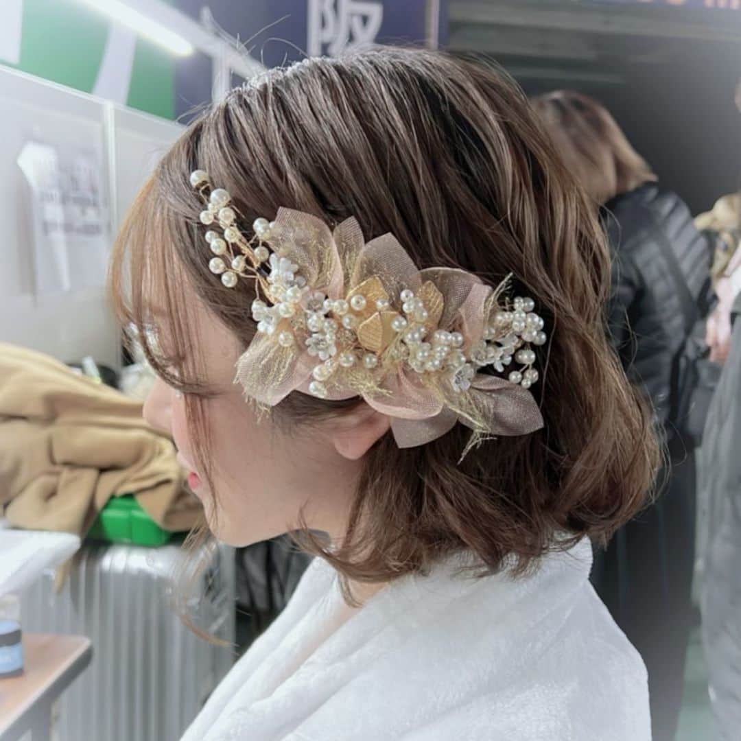 のインスタグラム：「関コレ当日のヘアメ🌸 . あいかちゃんが用意してくれてた 髪飾りを貸してくれました☺️💞 これドレスに合っててめちゃ可愛かった🥲🫶 あいかちゃんありがとう🥰 . . ボブのヘアアレンジ検索しても 全然でてこないから自分でなんとなく考えた🥳 . . 肩上ボブ首長く見えるからすき🤍 . . . . . . . . . #関西コレクション2023  #ボブヘアアレンジ #ボブアレンジ  #ボブパーマ #ボブアレンジ動画 #ボブヘアアレンジ動画 #ボブ結婚式アレンジ」