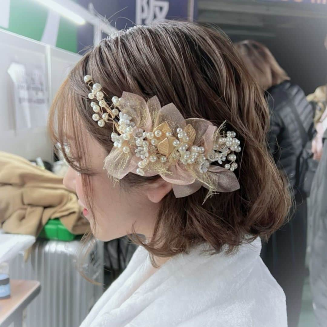 ぱくちゃんのインスタグラム：「関コレ当日のヘアメ🌸 . あいかちゃんが用意してくれてた 髪飾りを貸してくれました☺️💞 これドレスに合っててめちゃ可愛かった🥲🫶 あいかちゃんありがとう🥰 . . ボブのヘアアレンジ検索しても 全然でてこないから自分でなんとなく考えた🥳 . . 肩上ボブ首長く見えるからすき🤍 . . . . . . . . . #関西コレクション2023  #ボブヘアアレンジ #ボブアレンジ  #ボブパーマ #ボブアレンジ動画 #ボブヘアアレンジ動画 #ボブ結婚式アレンジ」