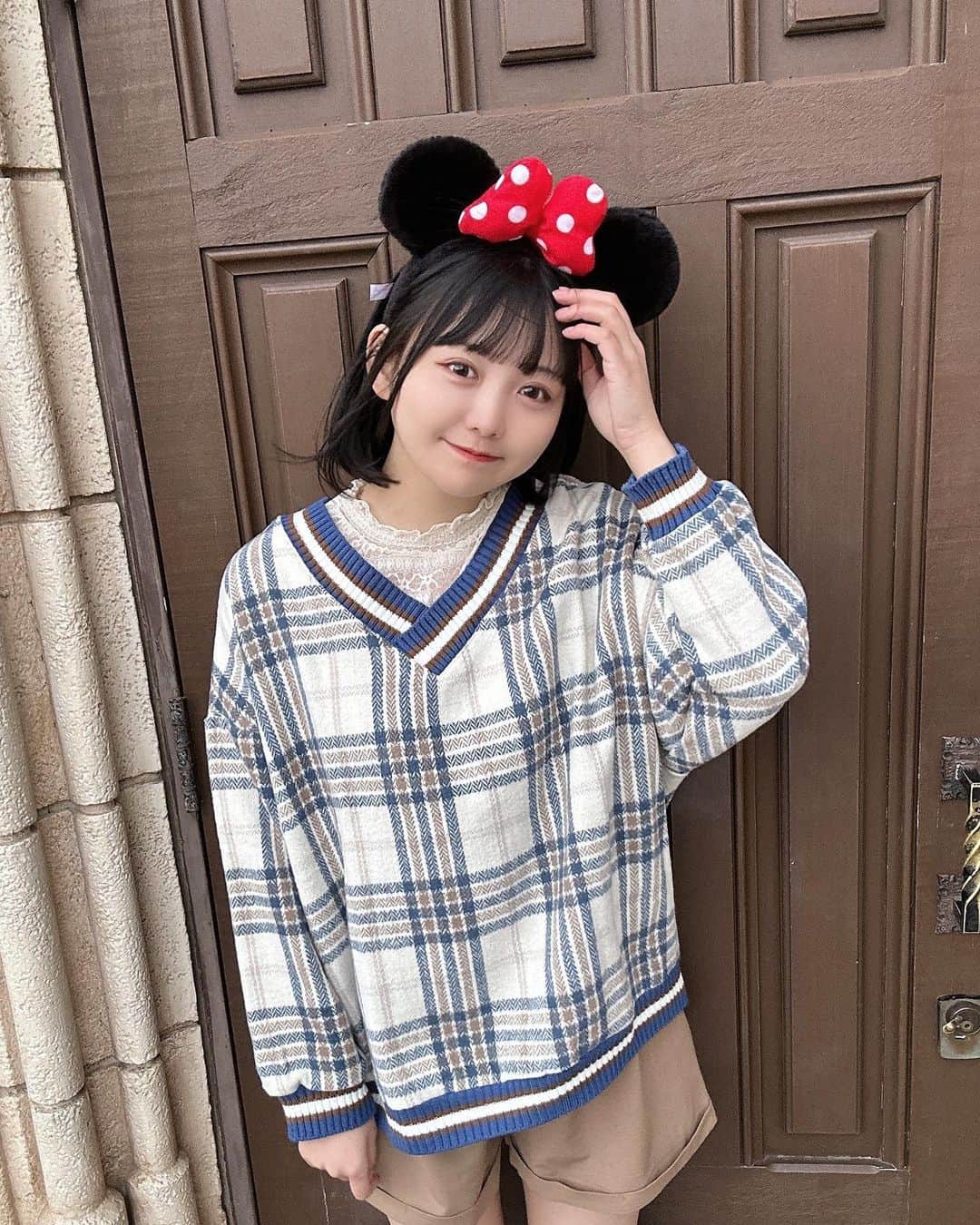 みさねのインスタグラム：「2日間ディズニー満喫した〜！ ㅤㅤ 1日目はお母さんとシーに行ってそのあとアンバサダーホテルに泊まりました🏨 ㅤ 2日目はゆうがも合流してランドに🐭 ㅤ 久々でめっちゃ楽しかった〜！ 朝から夜まで楽しんだ！！！ ㅤ そういえば風がめっちゃ強かったな🤲🏻 ㅤ たくさん写真撮って載せたいもの多い！ちょっとずつ投稿します୨୧ ㅤ #ディズニー #ディズニーコーデ #ディズニーランド #デートコーデ #shein #シーイン購入品 #プチプラコーデ #シーイン #韓国ファッション #韓国コーデ #ミニーコーデ #ボブアレンジ #ボブ」