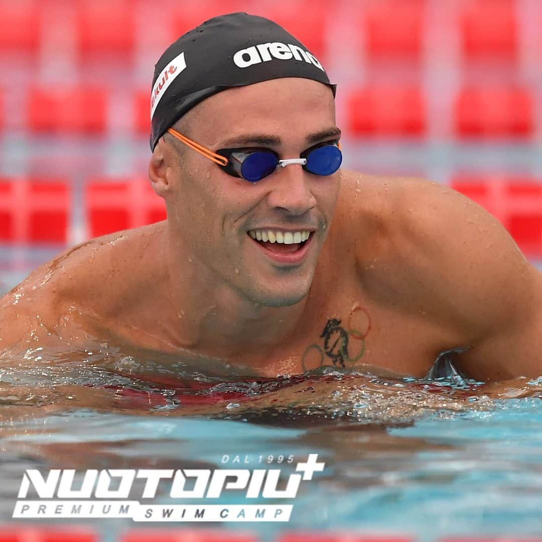 ファビオ・スコツォーリのインスタグラム：「La grande novità di quest'anno è la partecipazione (alle tappe di Riccione) dei grandi campioni, nonché splendide persone anche fuori dall'acqua, Fabio Scozzoli e Martina Carraro. L'esperienza del PremiumSwimCamp sarà così ancora più unica e speciale per i nostri NuotatoriPiù, e noi non possiamo che essere grati a Fabio e Martina per aver deciso di condividere questa esperienza sul bordo vasca con noi! 🧡  www.nuotopiu.it  #WeAreTheSwimCamp #swimming #swimmer #swim #swimmingpool」