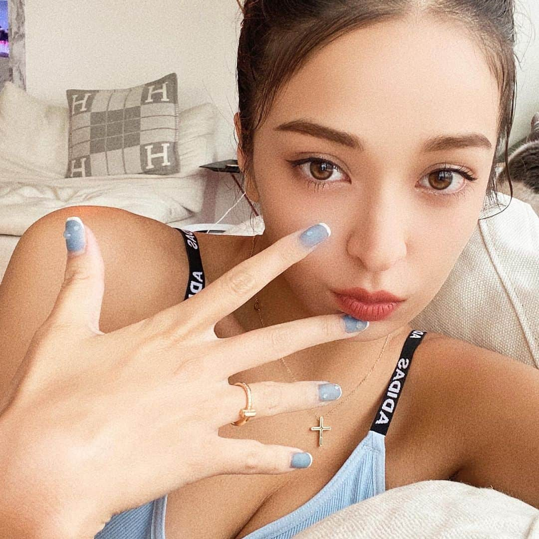 CARINA（日向カリーナ）のインスタグラム：「春の陽気🌷 いつかのself nail🤍🫧 雫がpointなんだっ💧」