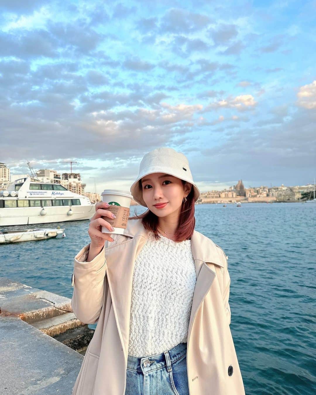 水越愛華のインスタグラム：「📍Sliema, Malta  3月5日から 留学エージェントの#スマ留 さんの 案件でマルタに来てます🇲🇹  初めてのヨーロッパ！ 風景がおしゃれで 歩いてるだけでわくわくする🤭  昨日から学校も始まって 久しぶりに英語に触れて 全然喋れなくてもどかしいけど 楽しく！気取らず！ 過ごそうと思います😌  "Don’t be shy.” を心に言い聞かせなくては...！ (めちゃくちゃ課題点)  洋服間違えて 薄着で来ちゃったけど ZARAでコート買ったし！  現地SIM全然繋がらなくて 萎えてたけど なんだか急に使えるようになったし！  貴重な4週間を 大事に過ごそうと思いまーす🫣  Instagramはもちろん、 tiktok(慣れてないけど頑張る) スマ留さんのYouTubeも 更新していくので見てね🫣💖  #Malta#sliema #スマ留#留学#マルタ #PR」