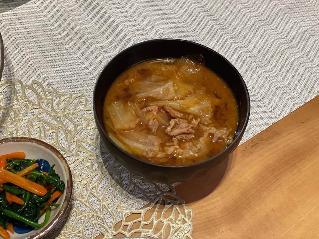 大戸千絵さんのインスタグラム写真 - (大戸千絵Instagram)「鯵南蛮風。  鯵は片栗粉をつけて焼き、ニラ、にんじんを甘酸っぱく味付けしてあと乗せ。  後ろに同じような副菜があるけど副菜はにんじんとほうれん草です。  サラダたっぷり摂って、アボカドや唐揚げをのせて、トマトも🙏🏻❤️  汁物は、韓国の唐辛子で作ったキムチ豚汁。  #アスリートフード #アス飯」3月7日 19時48分 - chie_ohto