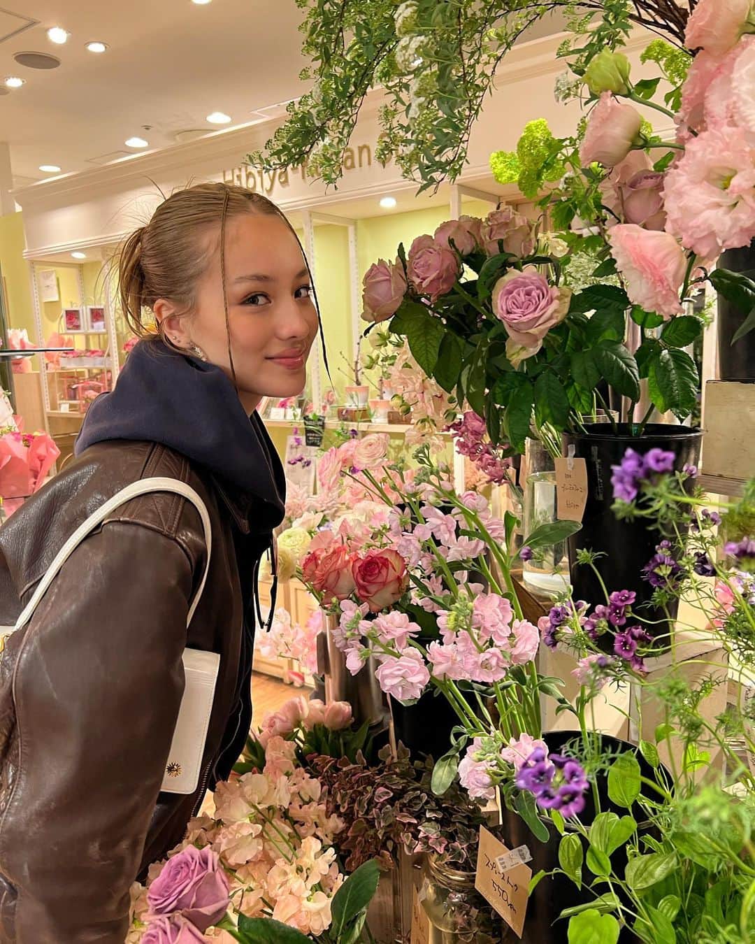 のインスタグラム：「found a beautiful flower shop (^з^)-☆ and my doughnut 🍩  素敵な花屋さんみっけ！」