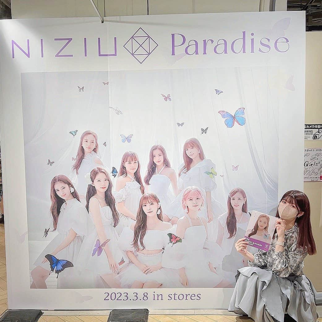 たんりいのインスタグラム：「. . NiziU 5th Single 『Paradise』 フラゲ日渋谷いってきた〜っ🦋✨  今回のバタフライのビジュが 大好きすぎるよ！！ほんま可愛いーー😍❤️  特典もトレカもほぼコンプできたから 大満足すぎるっ！交換してくださった 方感謝すぎる、ありがとうございます🙏💕  これから予約してた分が届くから それも開けるのたのしみ〜🥰 CDほしい方いたら是非もらってさいっ💕笑 お知り合いの方限定で🙋‍♀️ (良いからたくさん聞いてほしい💿✨)  そして、 すずにゃんとの開封式は安定に たのしすぎてほんまにすきやわっ😂💕笑 いつもありがとね！！🌈💕 ドラえもんの映画みにいこう〜🫡✨  #niziu #niziuグッズ #niziu_paradise #niziu_5thsingle #niziu_5th_single #niziu好きな人と繋がりたい #フラゲ日 #ニジュー #withu」