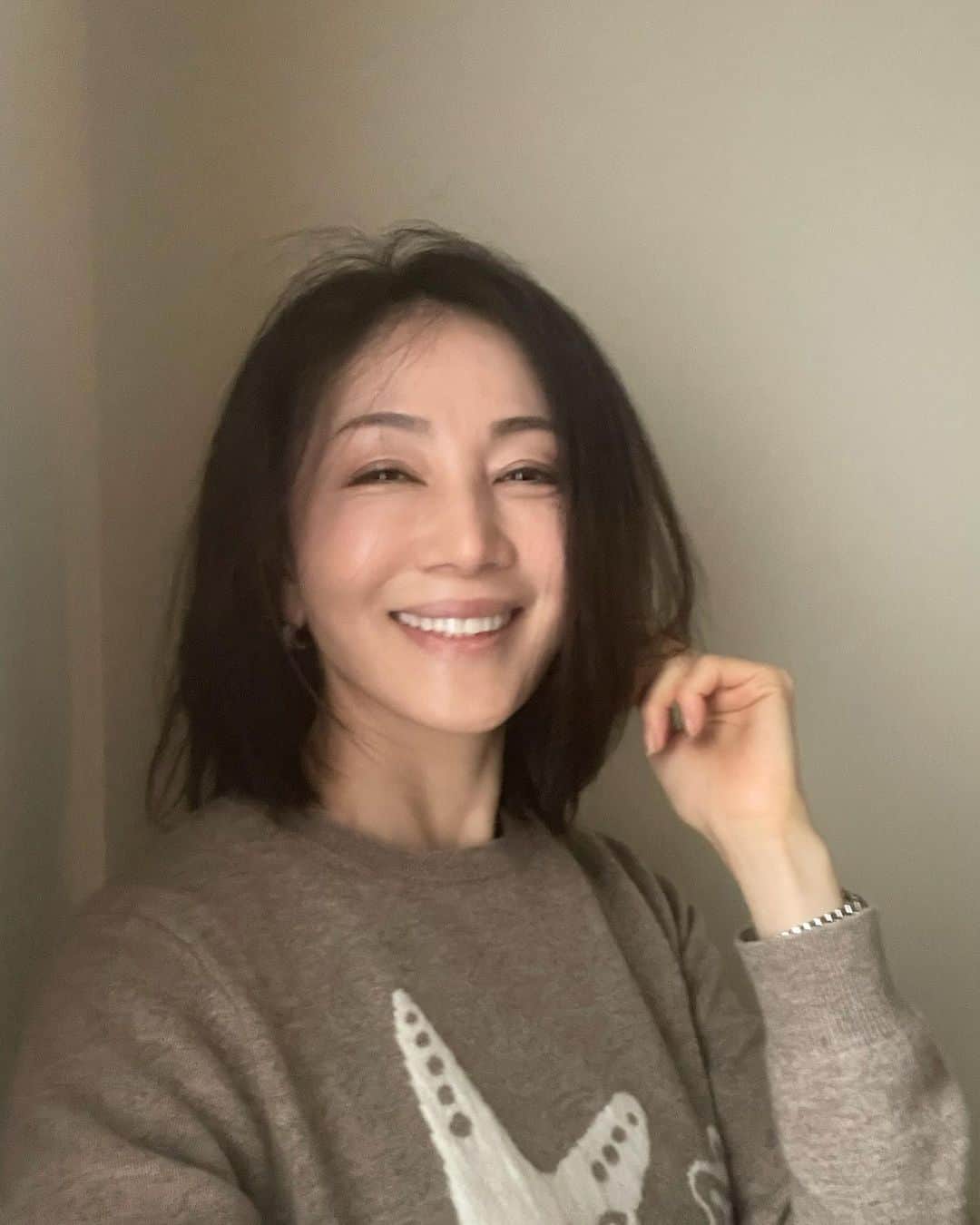 坂村かおるのインスタグラム：「春ですね‥🌸 ・ 芽吹き始めた花の様に少しウキウキしています🌷 ・ 今年は、どんなファションが流行るんだろ？と思いつつマリンを取り入れたファションは毎年定番‼️ ・ ・ 珊瑚が可愛いニットスタイルで。 ・ ・  いつも「いいね！」を頂きありがとうございます！ 皆さんのコメントに元気を貰っています😊   #クィーンオブ美魔女 #team美魔女 #美ST #坂村かおる #トータルビューティーアドバイザー #美しく老いる #バランス #美容 #コスメ #ファッション #今日のコーデ #トータルバランス #お洒落な人と繋がりたい #コスメ好きな人と繋がりたい #美意識高い人と繋がりたい #美魔女 #美魔女が変わる #アップデートしてる人と繋がりたい #自分らしくアップデート #マリンスタイル」