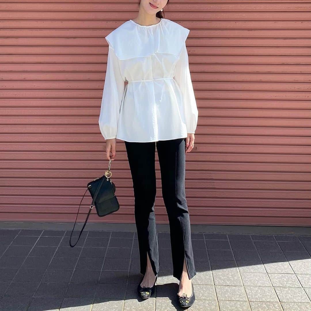 のインスタグラム：「ブラウスにスリットパンツ♡  ウエストの紐を後ろにキュッと縛って 外しても可愛いかった🥰  tops. @manof_official  bottom. #kobelettuce  shoes. #repetto#muveil   . . #code#ootd#outfit#fashion#コーデ#ファッション#シンプル#シンプルコーデ#モノトーン#ブラウス#春コーデ」