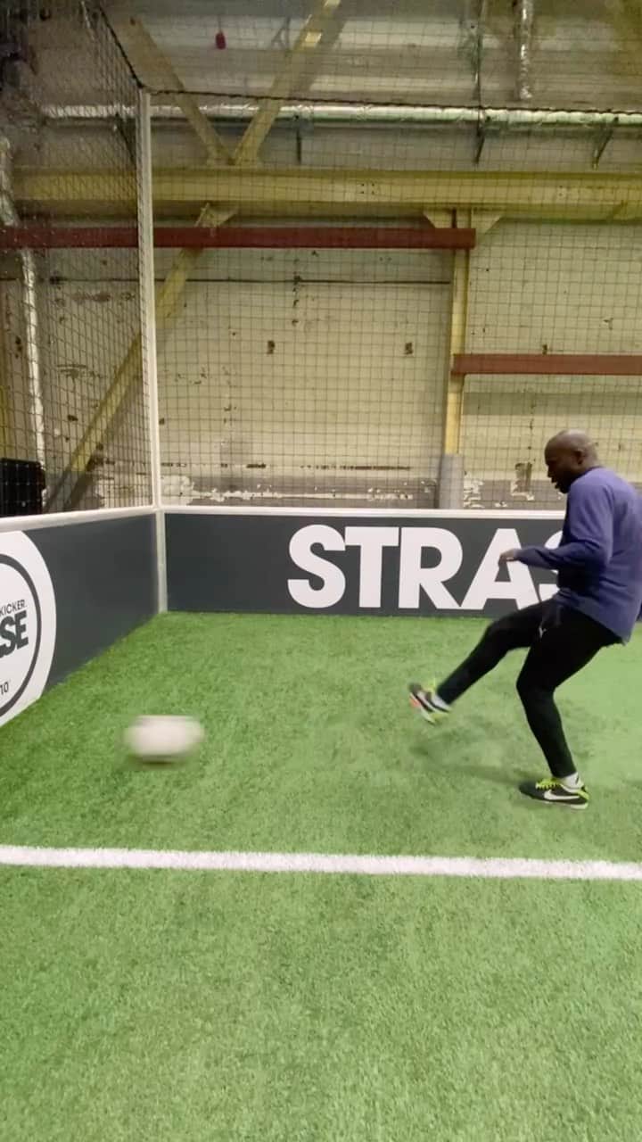 ハンス・サーペイのインスタグラム：「2 Walls , one Ball, happy Day」