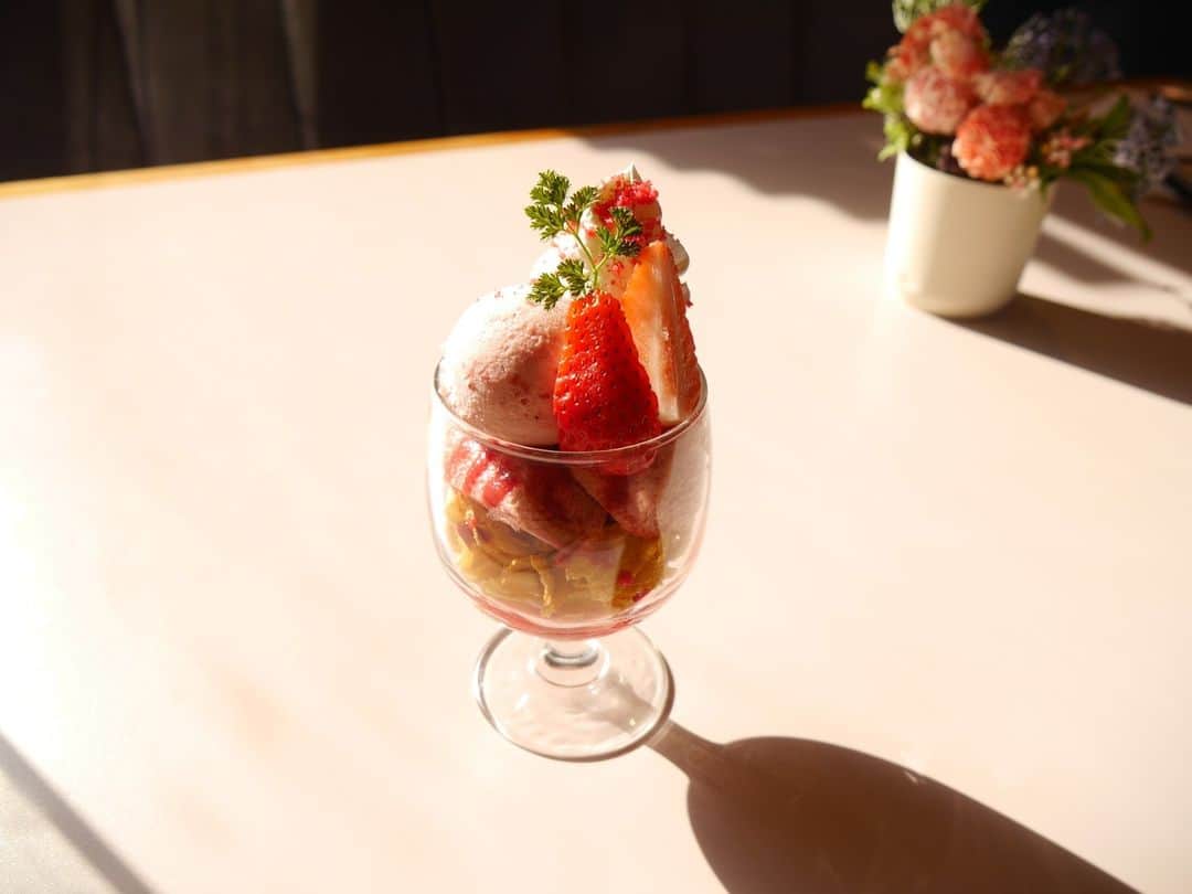 WORLD NEIGHBORS CAFEのインスタグラム：「🍓⁠ ----------------------------------⁠ Strawberry Parfait⁠ 9 March Debut！⁠ ----------------------------------⁠ Weekday…3pm～⁠ Holiday...11am～ ⁠ ⁠ 映える赤色がかわいい、⁠ 苺のパフェが期間限定で登場します🍸⁠ ⁠ ・苺⁠ ・ストロベリーアイス⁠ ・苺ムース⁠ ・苺ソース⁠ ・フルーツグラノラ⁠ ・ホイップクリーム⁠ ⁠ 苺づくし、甘さ控えめのおしゃれパフェ🍨⁠ お子様とシェアでも、お酒と一緒に楽しんでも、、♡⁠ ⁠ 3月9日(木)から、平日は15時以降、⁠ 休日は11時からオーダーいただけます🍓⁠ ※ラストオーダーは22時です🌤⁠ ⁠ ご注文お待ちしております🧑‍🍳⁠ ⁠ ☾ モーニングおやすみ中 ☾⁠ 11:00 LUNCH⁠ 15:00 TEA TIME⁠ 17:00 DINNER⁠ 22:00 Last Order⁠ 23:00 Close⁠ -------------------------⁠⁠ 定休日：水曜日⁠ UberEats＆出前館⁠ WORLD NEIGHBORS CAFE⁠ 東京都文京区大塚4-45-9⁠ 03-5981-6211⁠⁠」