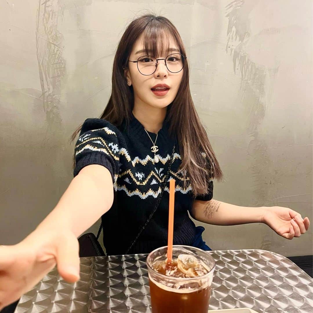 DJGATTIのインスタグラム：「📸 by 彼氏は💖 5年付き合ってても何気に今後が気になっちゃう😂笑 会えなくても平気だけど、いざ離れてたら心配なっちゃったりしちゃったりする😣それで今年もChapli(@chapli_app )で2023年の恋愛聞いてみました💖  チャプリはアプリで気楽に占い受けれるアプリでうちの初の占いもここでしてもらいました🔮 わかりやすく丁寧に返信してくれるので先生の言葉参考にしてこれからは彼氏に頼っちゃおう🙈 2枚目に結果載せてます✌️  ちなみにうちは桜花先生に占い受けました⭐️10分間沢山質問したんだけど、今度は仕事運に関しても聞いてもいいですか？🧐  #Chapli#チャプリ#占い#チャット占い#pr #桜花先生 #恋愛運」