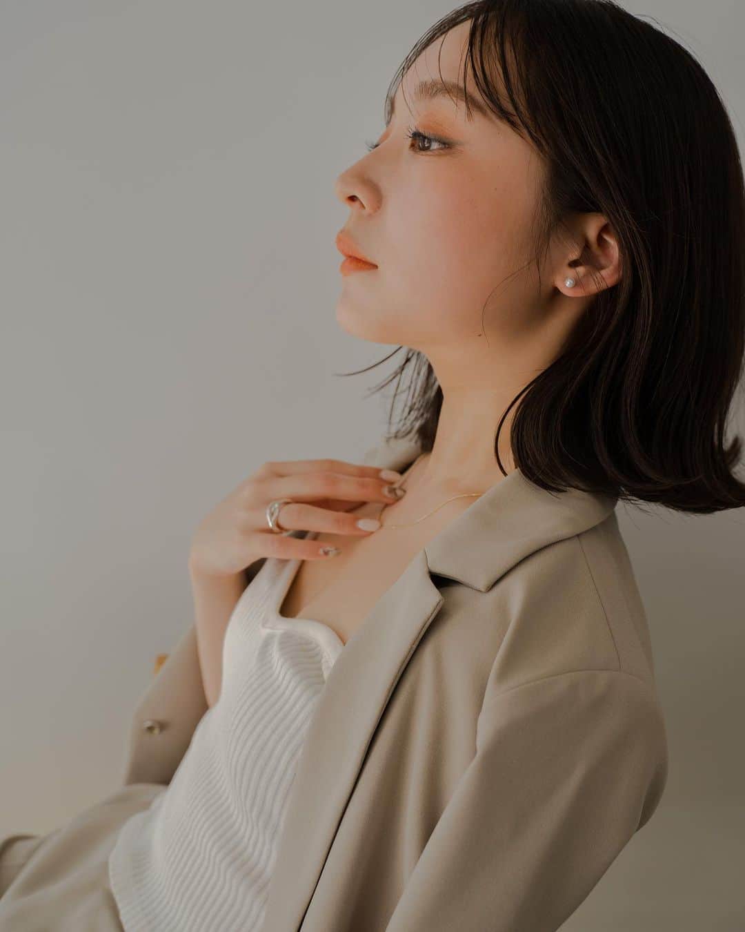 大木光のインスタグラム：「make is fashion. 「メイクはファッションだ」  洋服を選ぶ様にメイクを着替える。  メイクからではなくファッションを先に着替えるのがPOINT  今回は @amerivintage さんの POLITE LIGHT JACKET  STRAIGHT PANTS に着替えてからのメイクスタート▷▷  肌色にとらわれる事なく洋服や髪色にメイクをリンクさせれば簡単に似合う印象を👌  ポリエステル素材の艶感のあるベージュカラーのセットアップにオレンジメイクを合わせ そこに青みラインとマスカラを効かせれば、ちょっぴりモードな印象に  青みが入るだけでファッションとのバランスやお洒落度がグッとUPしますね！  上質な素肌っぽさ、今回のファッションとメイクには肌色を尊重してくれるETVOSミネラルフレッシュスキンリキッドをベースメイクに使用しました。  eye @hince_official_jp  ニューデップス アイシャドウパレット (holiday collection） ニューアンビエンスカールマスカラ  base @etvos.jp  ミネラルフレッシュスキンリキッド  hair @momohair104  make @hikaru027  camera @yuto__t   #メイク#amerivintage #アメリビンテージ #hince #ヒンス #etvos #エトヴォス #アイシャドウ#アイメイク#春コスメ #新作コスメ」