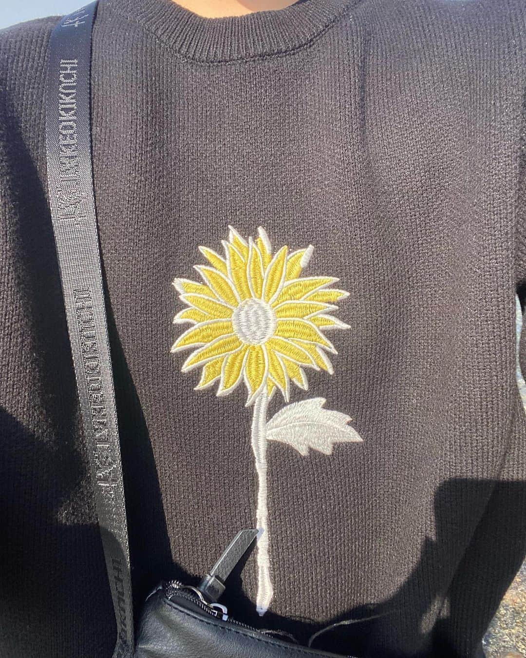 廣居永真のインスタグラム：「🌊🍨🌼👥  はるとと赤穂にデートに行ってきました👯 このお花の服新しいやつやねんけど可愛いよな🌼 ジェラート食べたり海やのに水切りしたりしました✌🏻 声かけてもらったり楽しい一日でした🐕🐈‍⬛   #赤穂  #きらきら坂  #ジェラート #高校生 #高校生コーデ #高校生と繋がりたい #今日のコーデ  #instafashion  #coordinate  #selfie  #春コーデ #おしゃれさんと繋がりたい  #04  #fyp #ootd  #韓国好きな人と繋がりたい  #mensfashion  #メンズファッション  #drmartens  #love  #シンプルコーデ #오오티디  #패션  #일상룩  #옷스타그램」