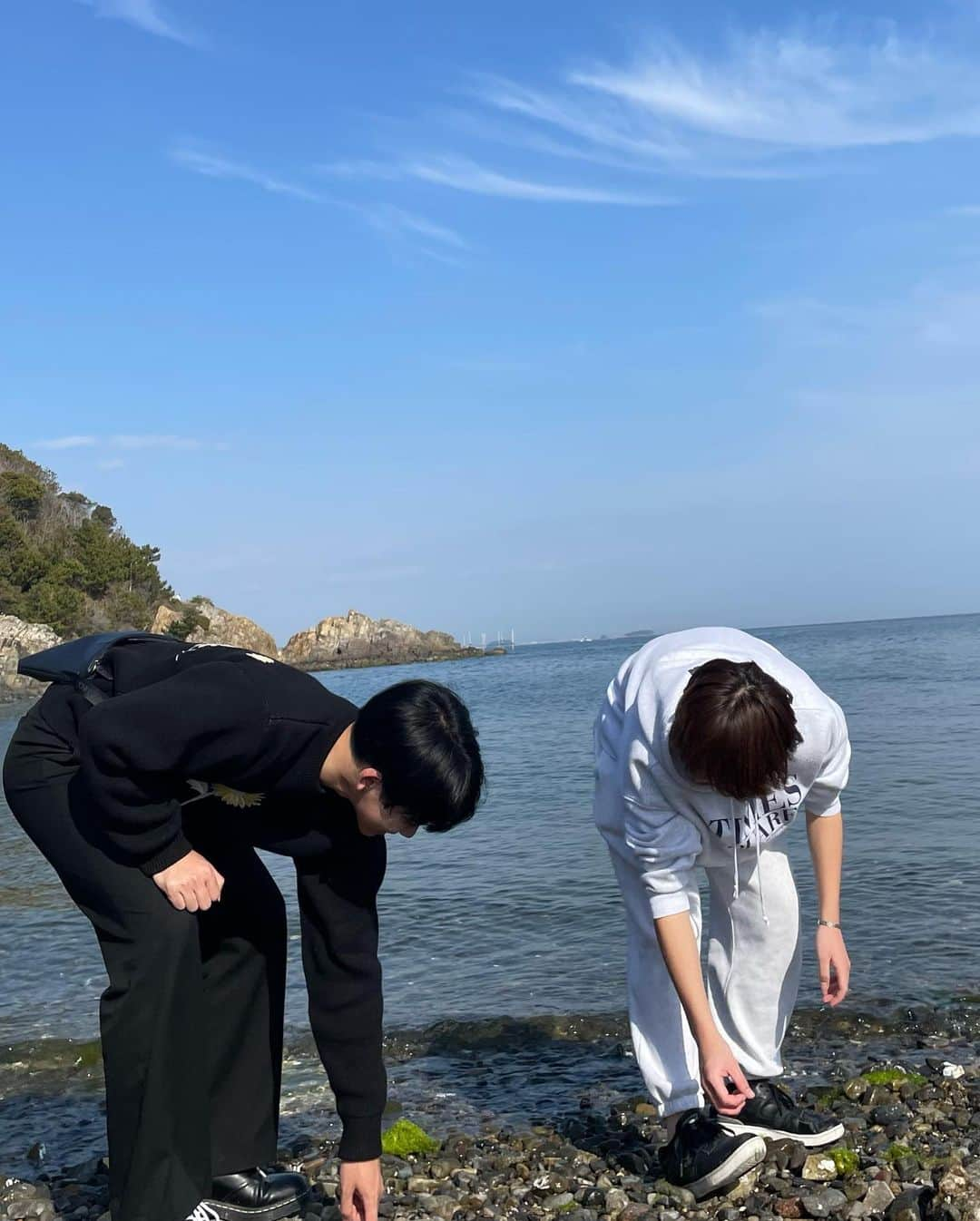 廣居永真さんのインスタグラム写真 - (廣居永真Instagram)「🌊🍨🌼👥  はるとと赤穂にデートに行ってきました👯 このお花の服新しいやつやねんけど可愛いよな🌼 ジェラート食べたり海やのに水切りしたりしました✌🏻 声かけてもらったり楽しい一日でした🐕🐈‍⬛   #赤穂  #きらきら坂  #ジェラート #高校生 #高校生コーデ #高校生と繋がりたい #今日のコーデ  #instafashion  #coordinate  #selfie  #春コーデ #おしゃれさんと繋がりたい  #04  #fyp #ootd  #韓国好きな人と繋がりたい  #mensfashion  #メンズファッション  #drmartens  #love  #シンプルコーデ #오오티디  #패션  #일상룩  #옷스타그램」3月7日 20時16分 - to_ma_hiroi