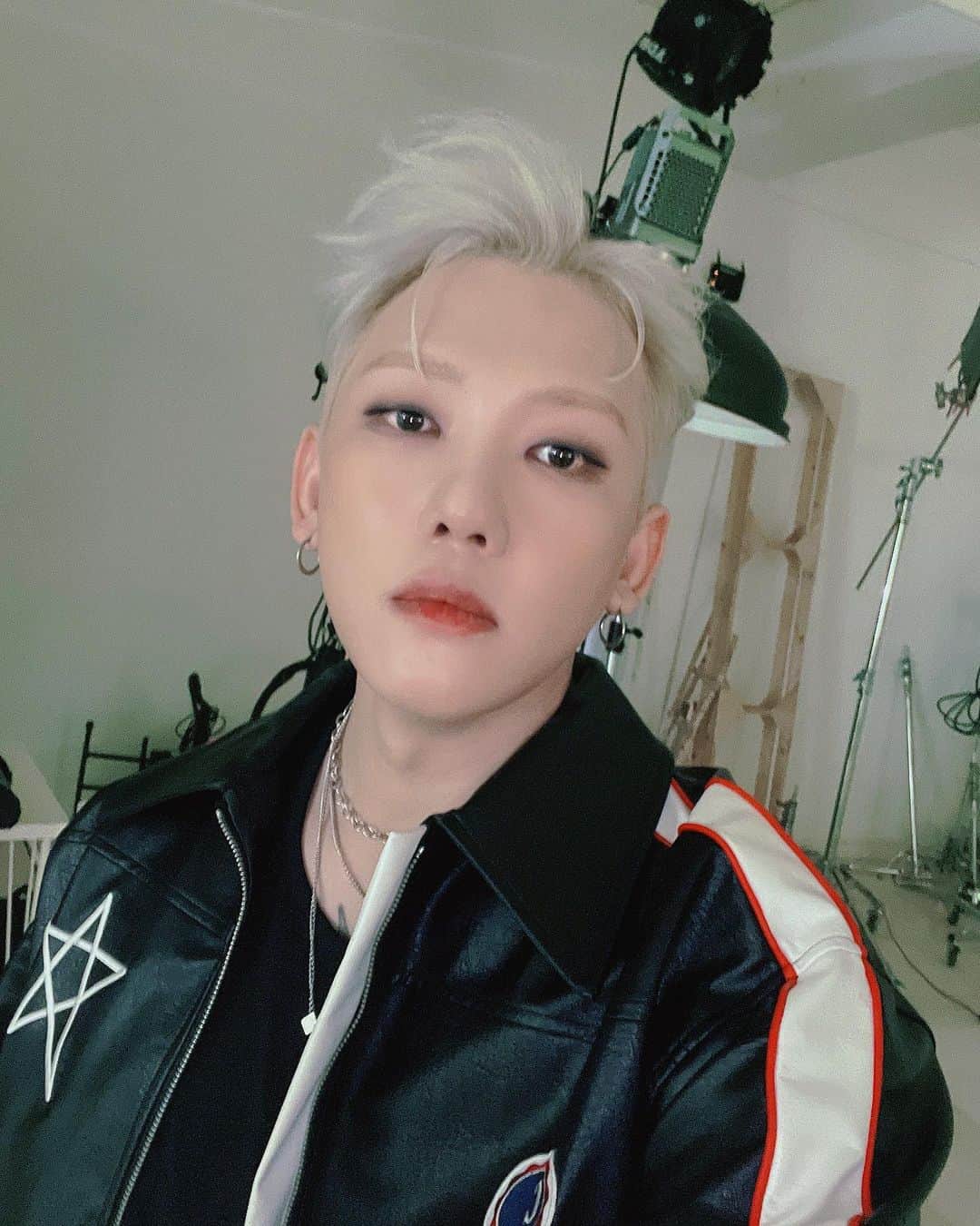 ジウクのインスタグラム：「셀카는 오랜만이죠?😁」