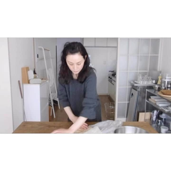 竹中友紀子のインスタグラム：「#季節の家しごと   ただひたすら大豆を潰す動画(^^;;」