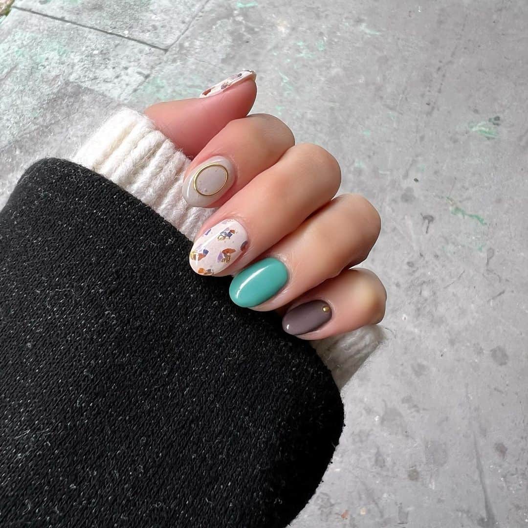 岡部玲子のインスタグラム：「今のネイル💅  好きが詰まりすぎている🥹💚  カジュアルでも キレイめでもOKなネイルにしてくださる (@creis_nail )さん✨  春らしく🌿 でも甘すぎない🥹  好みすぎて ついつい眺めてしまう💚  ネイルも 元気の源💪💚  今週も頑張ろう‼️  今晩は  ドラマ「星降る夜に」だ⭐️🌙  楽しみにしていた時間を 満喫いたします☺️  来週最終回とか ホント泣いちゃうよーっ😭  #岡部玲子 #タレント　#レポーター　#競馬　#競馬キャスター　#ネイル　#ネイルチェンジ　#春ネイル　#カジュアルネイル　#シェルネイル　#星降る夜に  #nails #newnails #green #💚」