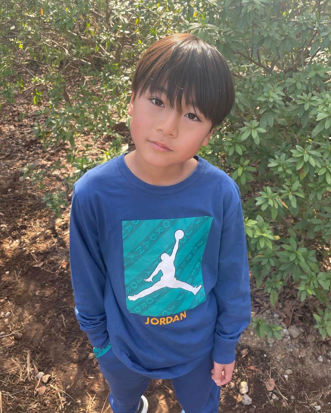 かなのインスタグラム：「． アスレチックに行った日💙 ちょっとかっこつけてるけど 最後はあつ森の住人になってる🤣🌳 ． @rookieusa_japan のお洋服は 学校にもよく着てってる🫰🏻💕 力翔は身長133cmでSかMを選ぶよ🥰 ． ． #キッズコーデ#キッズファッション#息子#小学生#小学2年生#セットアップ#アスレチック#小学生コーデ#プチプラコーデ#男の子ママ#二児ママ#kidsstyle#kidsfashion」