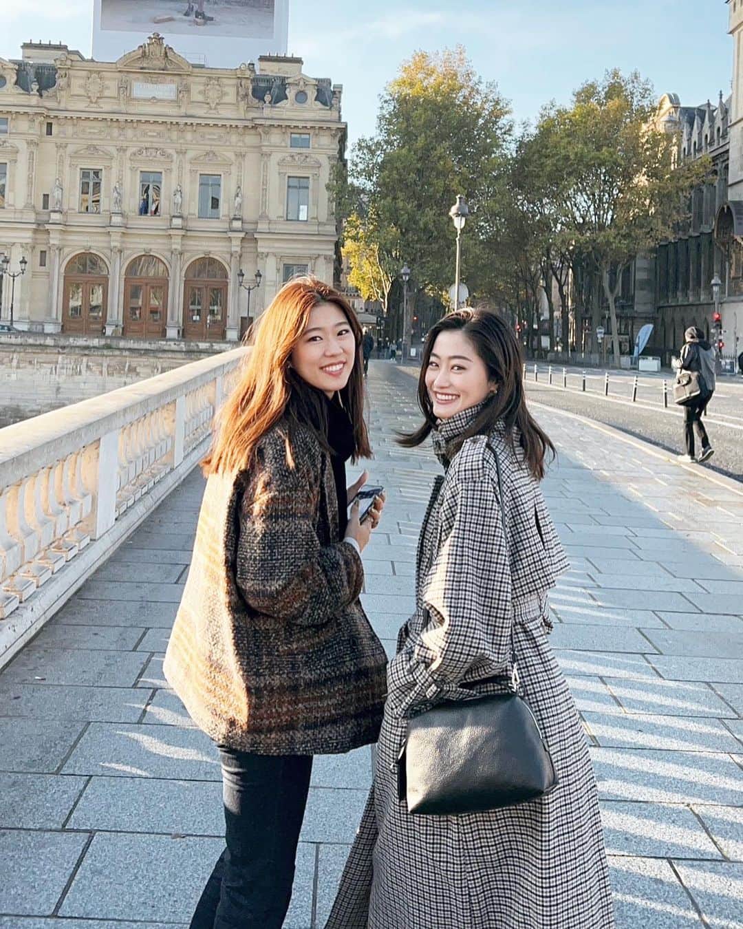 のインスタグラム：「2日目🥐  予約の時間にサントシャペルへ行けるのかと少しそわそわ。地下鉄に乗って、教会近くのカフェでモーニングをして、無事に見学することができた。とても綺麗。おおーという感じ。自分と書道の先生用にとてもお気に入りのノートを買う。 その後セーヌ川クルージングの乗り場を探すも一向に着かない。道を尋ねると丁寧に教えてくれるのだが何言ってるかわからない。おっけー！せんきゅー！メルシー！ そんなこんなで船に乗り、ルーブル美術館とエッフェル塔と物語にしか出てこないような街並みを眺めた。 船を降りてから一応どんなものか外からでも見に行こう、とルーブル美術館の庭？のようなところで記念撮影。そしてまたミッションの様に友人にオススメされたお店でモンブランを食べて大満足で2日目終了。  3日目はディズニーに決定。2日目もたくさん歩いたので明日の朝はもう歩けないかもしれない、と弱気発言をしながらもチケットを予約して就寝。」