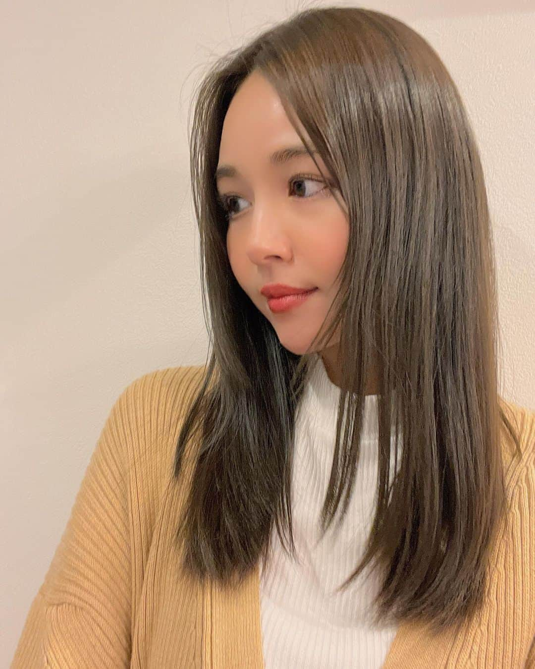 日下部ゆいこさんのインスタグラム写真 - (日下部ゆいこInstagram)「. . ヘアカラー。 続けて3回目の オリーブアッシュ。 . やっぱり好みだ...♡ . . トリートメントもして ちゅるちゅる。 . . @reihi1018  いつもありがとうございます！ . . #ヘア#ヘアカラー#トリートメント#salon#美容院#原宿#me#hair#haircolor」3月7日 20時27分 - yuiko_kusakabe