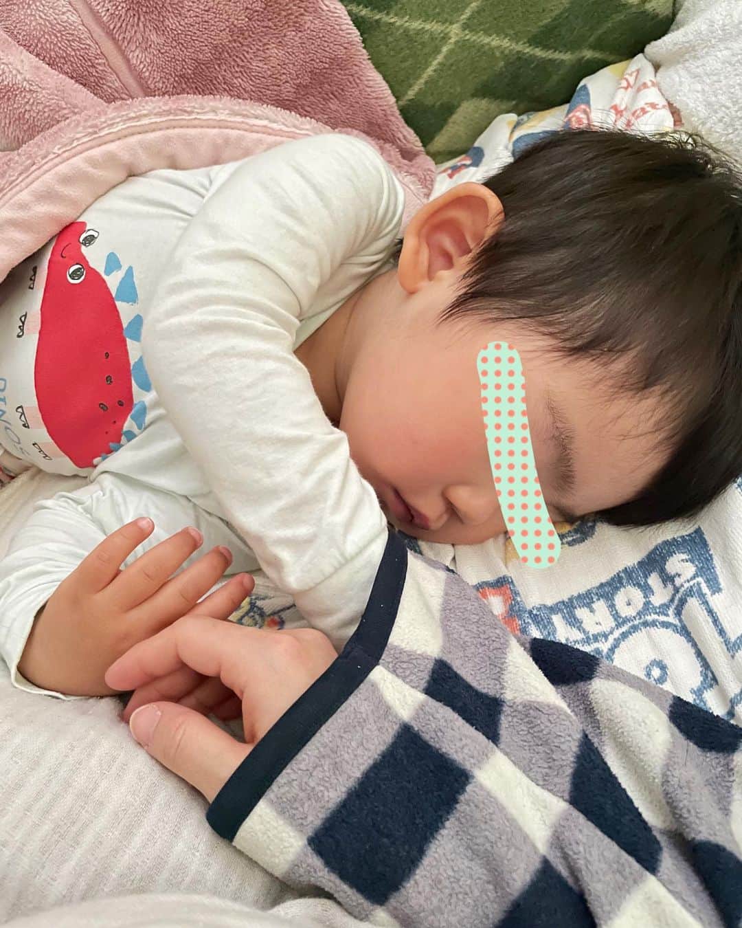 馬渕史香のインスタグラム：「小さい子供って、洋服とかについてるようなタグが好きな子が多いらしいんですが、うちの息子は全く興味なし  その代わりなのか、私の袖の中に手を入れるのが落ち着くみたいで、寝入る時や夜中に薄く目が覚めた時に、もぞもぞと探して入れてくるんだよねぇ😅 　 　 たまに入れるんじゃなくて、袖口を指で挟みながら動かしてる時もある  最初、水かきが痒いんかな？？ って思ったけど、そうでもないみたい  ちなみにこの時は、入れてるだけかと思いきや、中のパジャマの袖口を指で挟んでた笑笑 　 　 0歳の時からやってるから、なーんか落ち着くんやろうね🤭 　 　 #あしざわ家  #令和2年生まれ #5月生まれ #男の子 #boy #2020boy #男の子ママ  #ずぼら主婦」