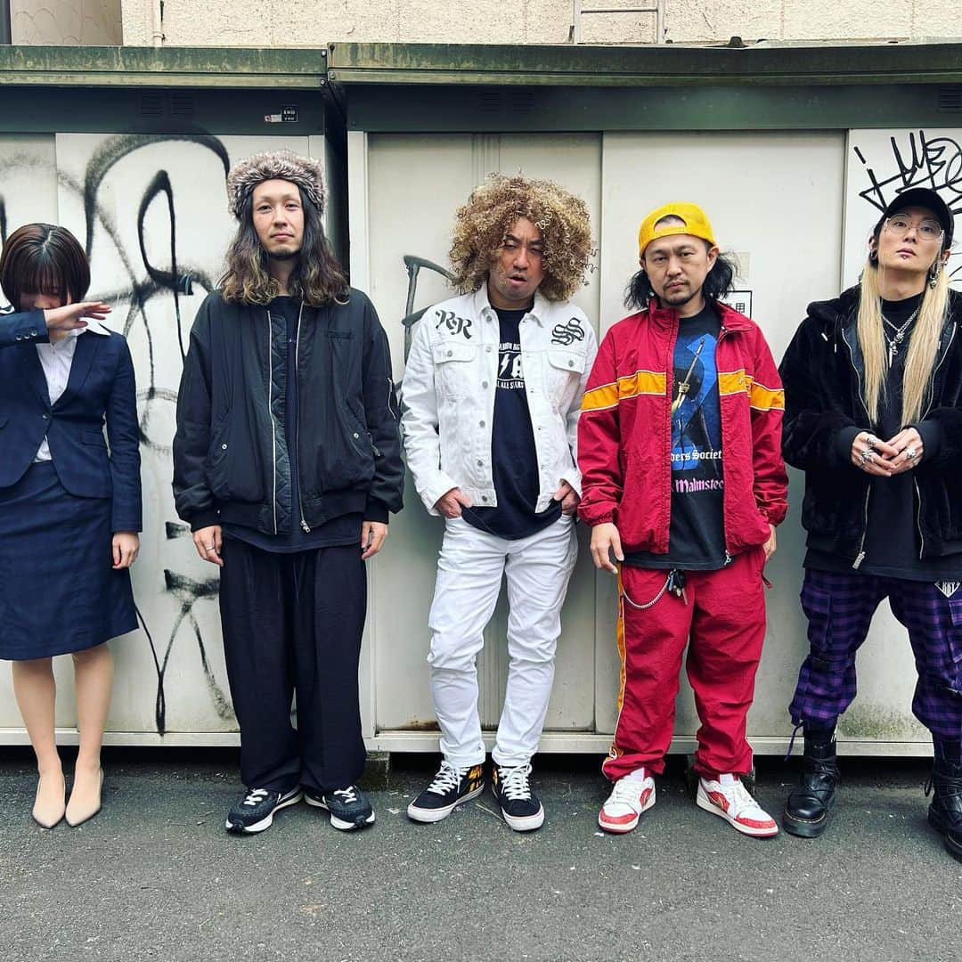 のインスタグラム：「週末の思い出🥺🎸🔥  23.3.4 浜松メスカリンドライブ  SCREW WALKER  23.3.5 HACHIDORI2023  SCREW WALKER レイザーラモンRG with あるあるメタルオールスターズ  2日でライブ3本、土晩は沼津の万葉の湯で仮眠という41ちゃいにはややハースケ、嬉し懐かし楽し疲労感満載の充実したウィーケンでした🙅‍♂️  あるあるメタルのセットリストですね、書いておきます🤘  1 Livin On A Prayer 2 Rusty Nail 3 いいわけ 4 Get Wild 5 世界が終わるまでは 6 CHA-LA HEAD-CHA-LA 7 Love You Only 8 Jump  Rusty NailとLYOのシンガロング半端じゃなかったです🙌  あるあるメタルの次回ライブは 3/31 横浜BuzzFront w/すきすきロンちゃん  SCREW WALKERの次回ライブは未定です🍣  あるあるメタルはRGさんとOLちゃん以外シフト制ですが、月末は久々にフルメンバー、社員総出で行けそうです👴  今回あるあるメタルをサポートしてくれたフラチナリズムの田村優太くん、ほんとうにありがとうございます。ギタリストにベースお願いしちゃぃした😻  あと3年ぶりくりいにTOTALFAT見れてとてもよかったです、めちゃ袖で見たかったけどおれが袖にいるとみんなソワソワしちゃうと思うのでPA卓からこっそり見ました🥺  TOTALFATのライブが屈強過ぎて、SCREW WALKERのおじさんたちをもっともっと鍛えたいと思いました❤️‍🔥  皆さんライブハウスで会いましょう！！！！！」
