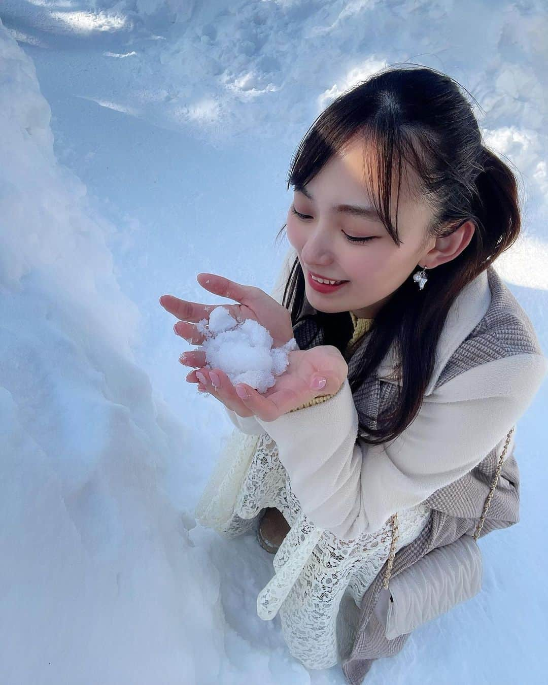 御寺ゆきのインスタグラム：「ロケで地方にきてるよ〜❄️ 久しぶりに雪撮影❄️❄️ 情報解禁待っててね〜⛄️⛄️ . #撮影 #雪 #雪山 #ロケ撮」