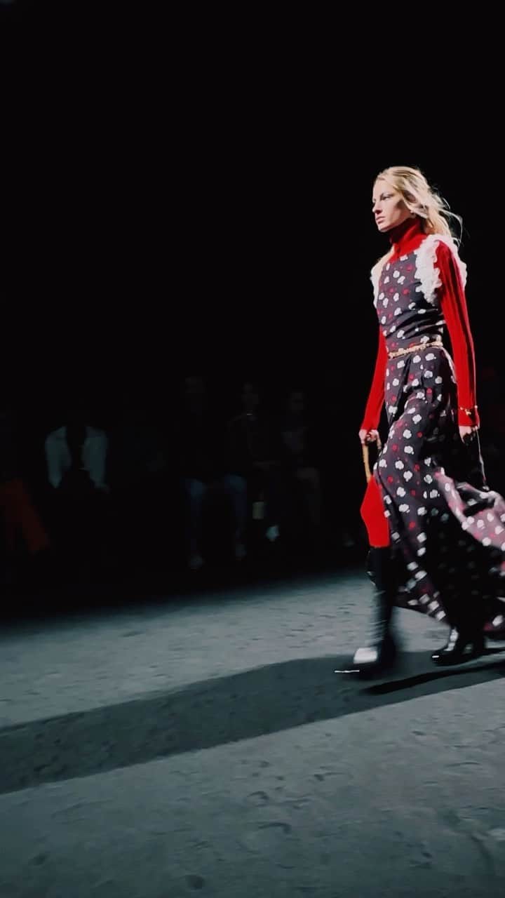 カロリーヌ・ド・メグレのインスタグラム：「Bravo Virginie! ❤️ One of my favorite looks at #ChanelFallWinter show today @chanelofficial @virginieviard」
