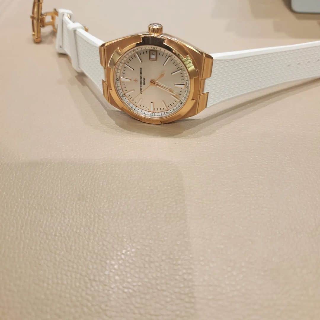 RCEOのインスタグラム：「White is always my lucky colour ! Strap must be white too !  #VacheronConstantin #OneOfNotMany #vacheron #thehourlounge #watches #watch #watchesofinstagram #horology #watchoftheday #instawatch #4500v #overseas」