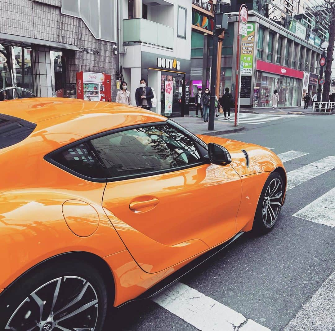 レイザーラモンHGさんのインスタグラム写真 - (レイザーラモンHGInstagram)「納車フォー！！ 予約から約8ヶ月、、、ついに！！TOYOTAのGRスープラを購入出来ました🤣🤣🤣 映画「ワイルドスピードJET BREAK」で復活したハンが乗って登場したこのスープラに一目惚れ😍そして昨年スーパーフォー！ミュラのセーフティーカーに使われている実車を見てさらに欲しくなり、レジェンドレーサーの脇阪寿一 @juichiwakisaka さんにその魅力を教えてもらい決めました！！ BMWとの共同開発ということもあり、日本車離れしたフォルムとオーラにくらいまくってます！！！ 安全運転で大切に乗りスープライフを楽しみます⚡️😊⚡️ #スープラ #GRスープラ #ワイスピ」3月7日 20時49分 - razorramonhg