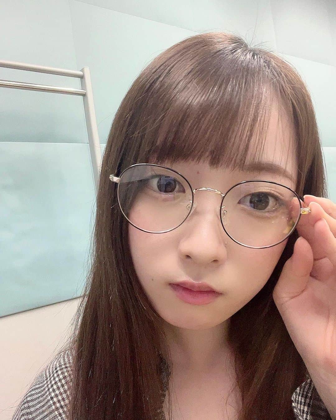 河瀬詩さんのインスタグラム写真 - (河瀬詩Instagram)「・  頭良さそうに見える…？？   #眼鏡女子  #👓」3月7日 20時56分 - kawase_uta