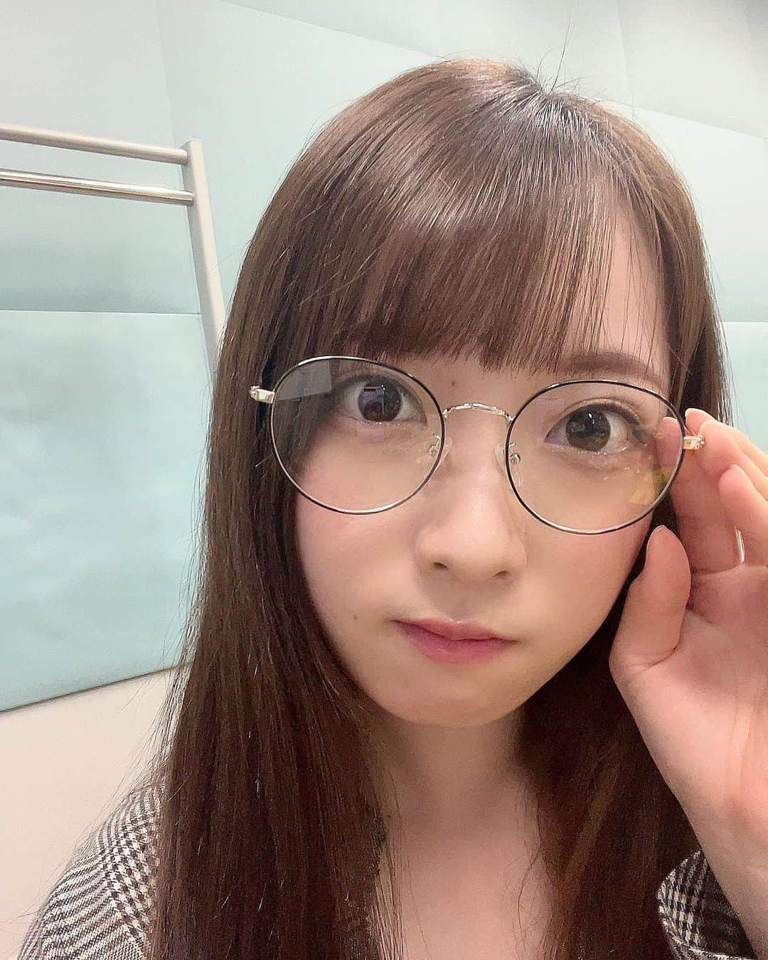 河瀬詩さんのインスタグラム写真 - (河瀬詩Instagram)「・  頭良さそうに見える…？？   #眼鏡女子  #👓」3月7日 20時56分 - kawase_uta