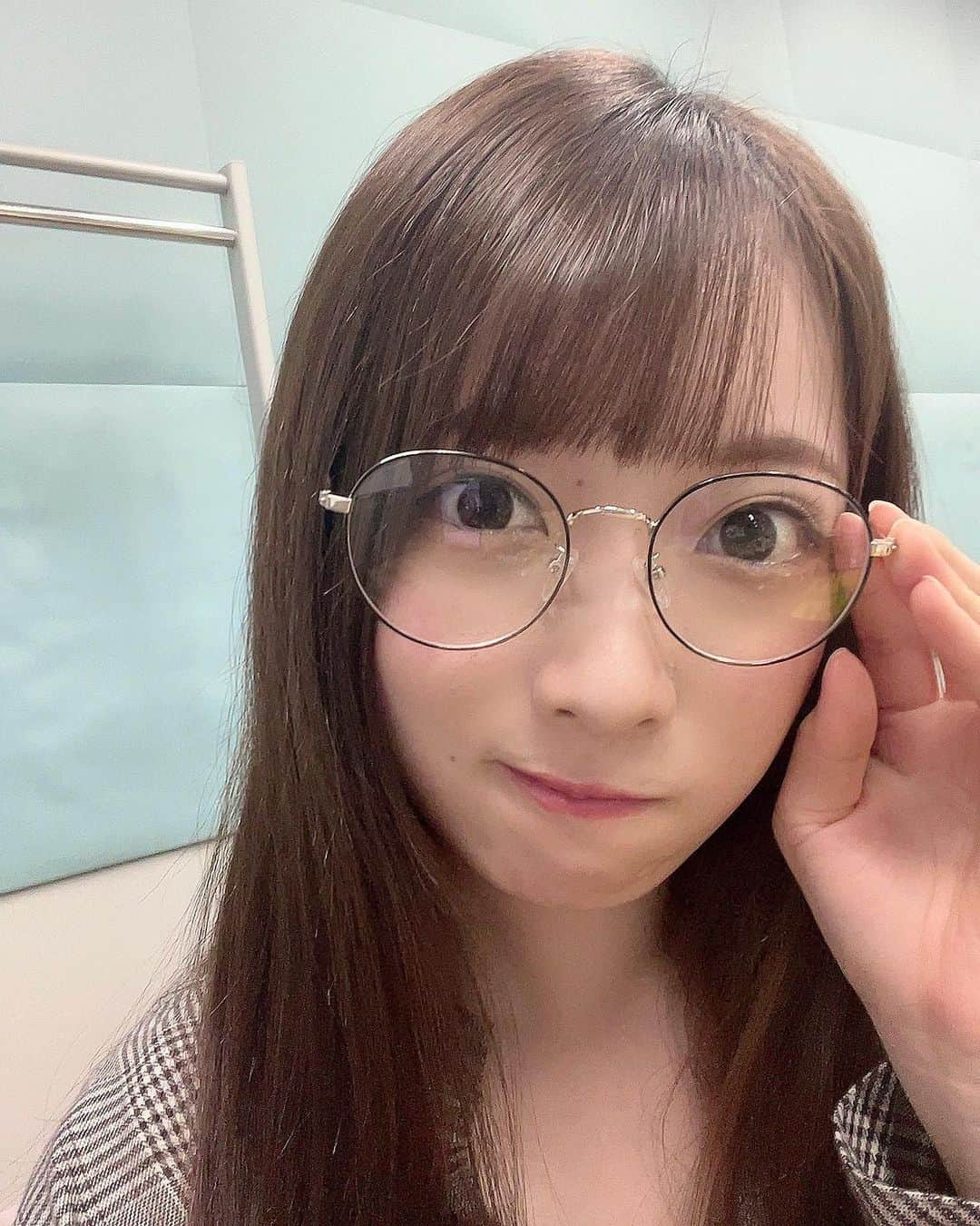 河瀬詩さんのインスタグラム写真 - (河瀬詩Instagram)「・  頭良さそうに見える…？？   #眼鏡女子  #👓」3月7日 20時56分 - kawase_uta