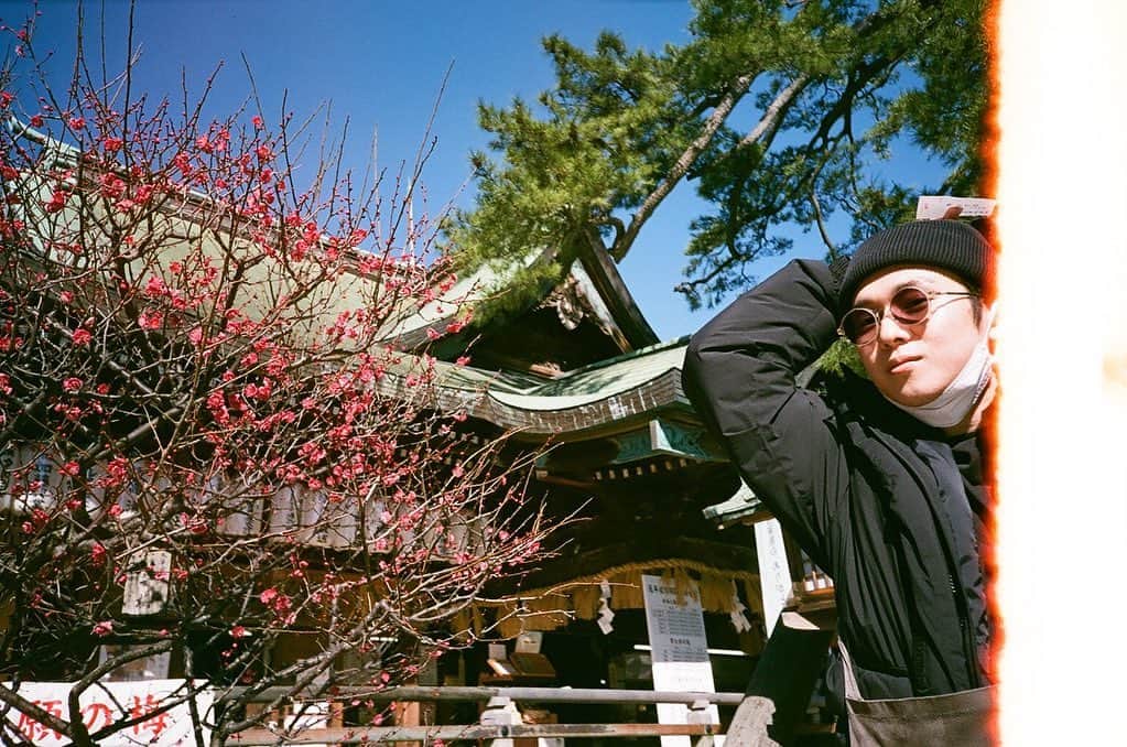 田村心さんのインスタグラム写真 - (田村心Instagram)「_ 「名古屋にきました」 ⁡ 田村心です！ ⁡ 久しぶりに東京に帰り 自分の家でゆったりしたり 家族とご飯を食べたりして ⁡ かなり リフレッシュできました。 ⁡ ⁡ ⁡ ⁡ そして今日から 名古屋にやってきました。 ⁡ ⁡ ⁡ ⁡ 名古屋 来るの久しぶりな気がします。 ⁡ ⁡ ⁡ 名古屋の皆さん ご飯や神社... ⁡ ⁡ ⁡ 色々教えてください！！！ ⁡ ⁡ ⁡ 岳がフィルムカメラ持ってきていて 素敵な写真たくさん撮ってくれます。 ⁡ ⁡ ⁡ カメラで生まれるコミュニケーション楽しいんですよね。 自分もフィルムカメラ持ってくればよかったなぁ。 ⁡ ⁡ ⁡ ここから 月末まで続く旅。 楽しみます。 ⁡ ⁡ ⁡ ⁡ 名古屋よろしくぅぅぅううう！！！！！ ⁡ ⁡ ⁡ では！！！！」3月7日 20時51分 - shin_tamura_official