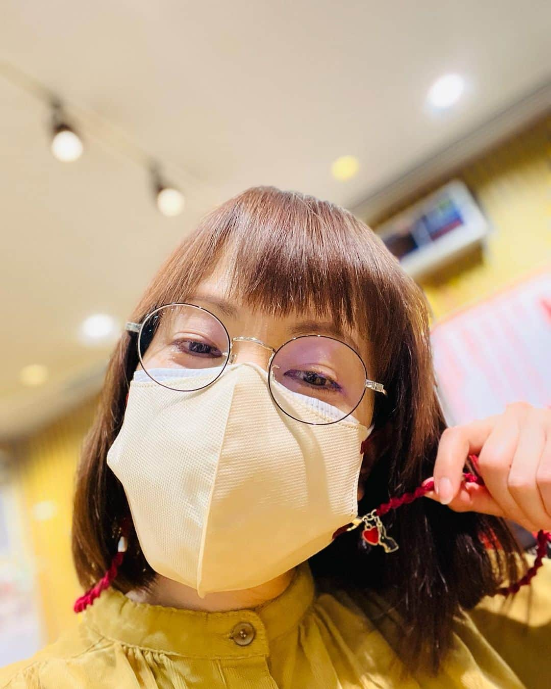 鈴木杏樹さんのインスタグラム写真 - (鈴木杏樹Instagram)「オールナイトニッポンMUSIC10✨ 火曜日🥰　 生放送でお送り致しますっ✨  わーーい💕 真っ赤なマスクホルダー❤️🙌  いまお稽古中の 舞台『明るい夜に出かけて』で サポートしてくれている丸山港都クンが 作ってくれました❣️  Music10をお送りする時に 外したマスクを吊るしておけるっ🥰  なんて便利なのっ👏✨✨✨  おまけに可愛いっっっ😍 ❤️🐇⭐️をつけてくれました❣️  大切に使います〜🙏✨✨  さて💓 今夜のテーマは 3月7日は“サウナの日”なんですってね🤗  そこで！ 『サウナ・銭湯・温泉・おうち風呂の アレコレ話✨』を教えてくださいっ❣️  昔懐かしい銭湯の思い出話、 最近のサウナブームで行くようになった、とか 好きな温泉地、 おうちのお風呂の楽しみ方、などなど お待ちしてまーす💖💖💖  わたしは最近は“エプソムソルト”に はまっていますっ🤗♨️🛁  #鈴木杏樹#AnjuSuzuki  #丸山港都 くん #丸山商店  #マスクホルダー #真っ赤  #明るい夜に出かけて  #舞台   #オールナイトニッポンMUSIC10 #ニッポン放送 #生放送　 #radiko #タイムフリー #ととのう #お風呂 #銭湯 #温泉 #サウナ #サウナの日  #サ活 #いい湯だな」3月7日 20時54分 - anju.suzuki_official