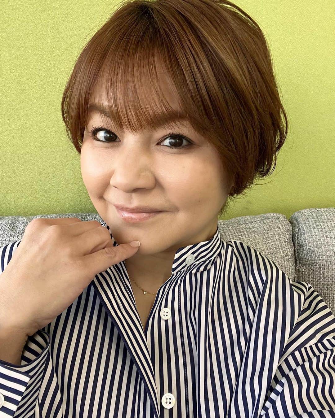 中澤裕子のインスタグラム：「⭐︎⭐︎ 　 今日のももち浜ストアの衣装。  大大大好き マイブームのストライプシャツが 着れて嬉しい顔。  #sacra #衣装  #欲しい」