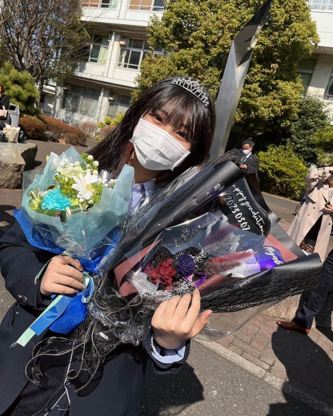 岩瀬みやびさんのインスタグラム写真 - (岩瀬みやびInstagram)「高校卒業しました🌸  コロナ禍と共に始まった高校生活。今思えば、あっという間の3年間でしたが、先生に不信感を持ってしまったり、友人関係に悩んだり、全日制の高校だったので、通信にしようか、いっその事、高校を辞めてしまおうかと悩みながら泣いてばかりの時期もありました。 でも、応援してくれた友達や先生もいたので、辞めずに卒業することができました。 普段は照れくさくてなかなか言えないけれど… 家族には、たくさん心配かけてしまって、ごめんね。そしてありがとう。 そして、高校生活を見守ってくださった事務所の方々にも感謝しています。 みやびに関わってくれた皆さん、本当にありがとう！！ 大好きです🥰 これからも、みやびらしく頑張って行くので、よろしくお願いします🙇🏻‍♀️🫶」3月7日 20時59分 - miyabi___382