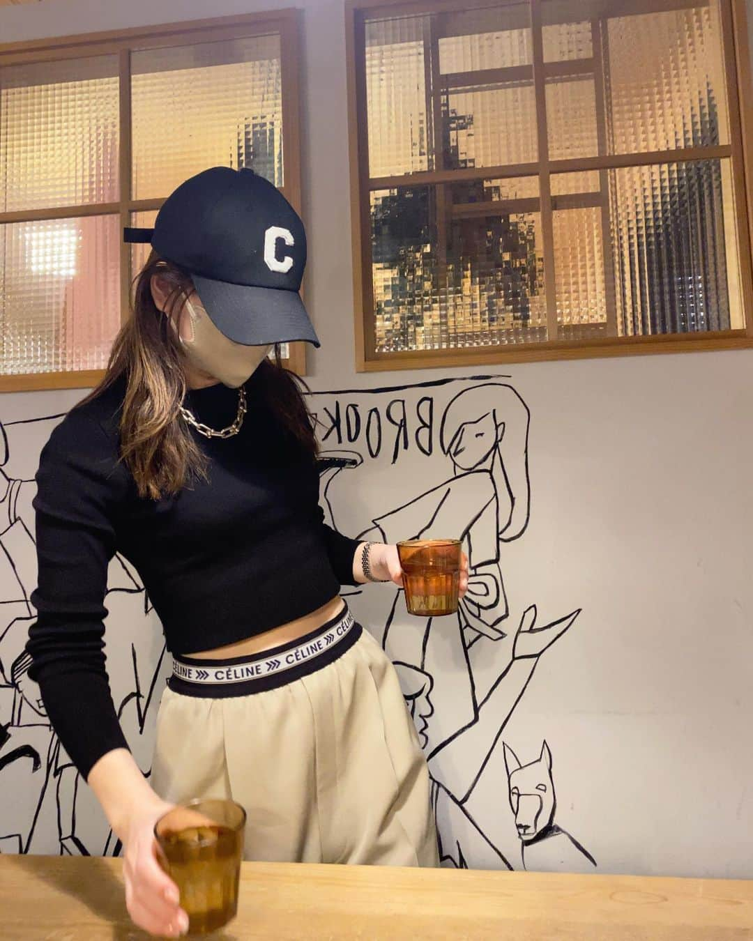 akiii031のインスタグラム：「気に入りすぎて新しく買い直した @zara のリブニット🖤  cap @aulii_amomentofhappiness  tops #zara pants @oldceline  bag @ayako_bag」