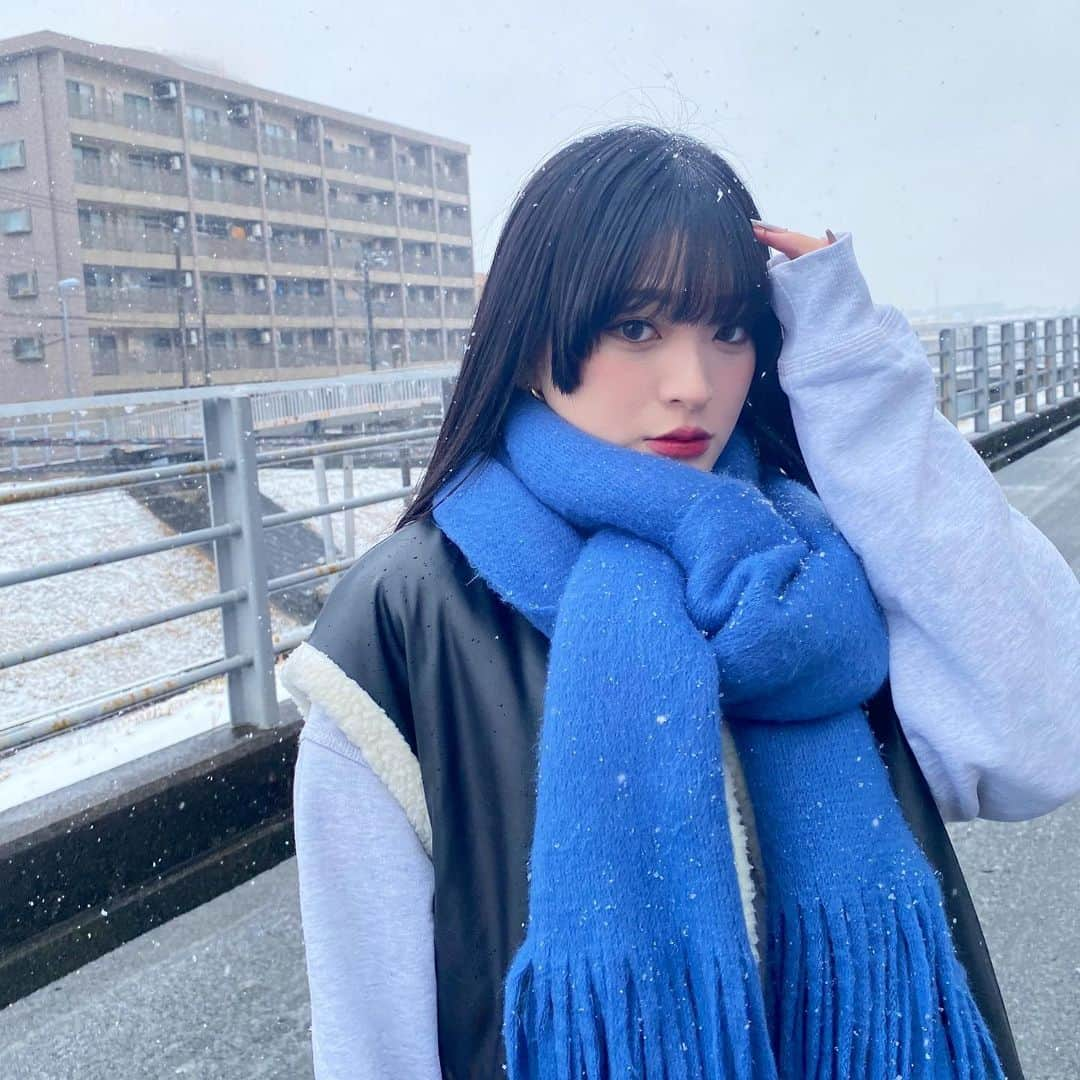 久保はるかのインスタグラム：「こんばんは ☾  この日は雪が降って朝から遊んだ日  この歳になっても雪が降るとワクワクしちゃうの わかるよね𓂃𓂂𓏸  今日もあったかく過ごしてねっ⸝꙳⋆  #fyp#winter#マフラー #マフラーコーデ #スウェットコーデ #ootd#fashion#outfit#今日のコーデ#styleinspo#instastyle#likeforlike#like4like#f4f #팔로우#팔로우백#팔로우환영#팔로우반사#팔로우#오오티디#韓国ファッション#韓国コーデ#黒髪ロング#黒髪ぱっつん#モードファッション#カフェ巡り」