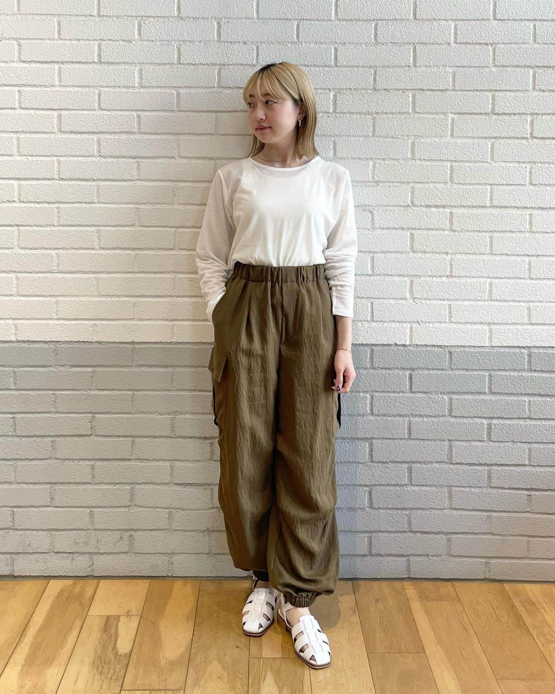 のインスタグラム：「【WOMENS】自由が丘店のみでお取り扱いの" SACRA @sacraofficial "の23ssが入荷して参りました！  ※着用品番以外も少量入荷しております。ご質問は自由が丘店までご連絡ください。  ■商品詳細 ◇JY SCR SEAR CARGO 3614-599-2499 / ¥36,300-.taxin color:Olive・Off White size:36・38 　 ■その他着用アイテム tops 3612-199-2289 ¥5,500-. taxin shoes 3631-199-2134 ¥9,900-. taxin 　 ■着用サイズ tops:FREE pants:36 shoes:M(23.5cm)  STAFF:ichinomiya 150cm @nagisa_ichinomiya   ■自由が丘店営業時間 11:00〜20:00 ☎︎ 03-5731-8531 　 ■駐車場サービス お買い上げ金額に応じて以下ご利用いただけます。 場所【自由が丘南口有料駐車場】 > ¥5,000(税込)以上　30分チケット1枚 > ¥10,000(税込)以上　　30分チケット2枚  #greenlabelrelaxing  #グリーンレーベルリラクシング  #jiyugaoka #自由が丘 #sacra #サクラ #カーゴパンツ #カーゴパンツコーデ #グルカサンダル」