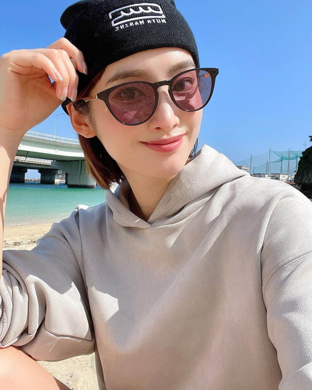 岩佐しおりのインスタグラム：「ある日の練習風景(3.4枚目▶️) ビーチのすぐ側にある 波の上ゴルフ練習場🏌️‍♀️⛱ 那覇空港からも近い 波の上ビーチ→波上宮→ゴルフ練習 これ私のオススメコース🫰🏼💕  歩いていけるよ❣️  ニット帽はゴルフも普段着でも 愛用している @muta__official 🧢 ・ #ゴルフ #ゴルフ練習 #沖縄 #沖縄旅行 #那覇観光 #波の上ビーチ #波の上ゴルフ練習場 #打ちっぱなし #ゴルフ好き #ゴルフコーデ #ゴルフ女子 #ムータ #ムータマリン #ニット帽コーデ #ショーパン #gtバーディーズ #ゴルフトゥデイ」