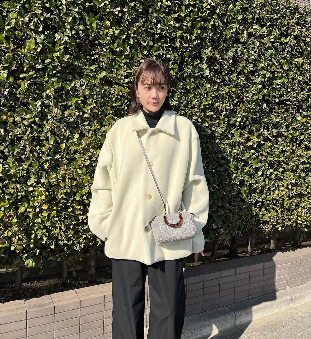 松井愛莉のインスタグラム：「まだ少し寒かった時の私服さん。  最近あったかくなってきたけど花粉にやられております。。  coat @auralee_tokyo  bag @fendi」