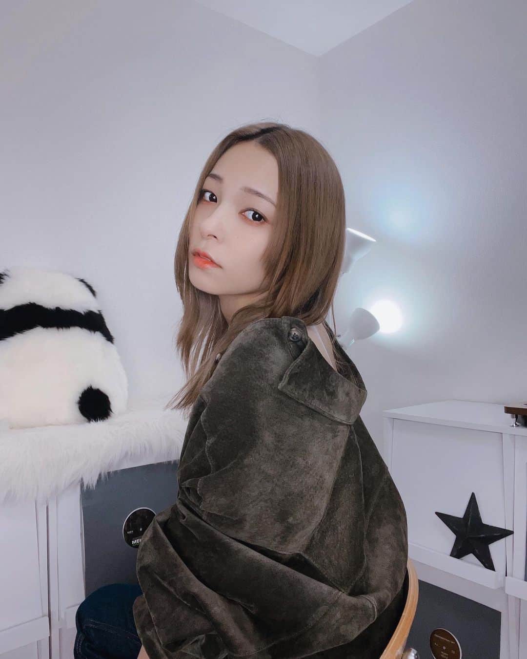 ジェニーのインスタグラム：「髪染めてからカーキ色の 洋服を着るようになった👀✨  そしてね、いろんな人に今の髪色 すごく似合うって言ってくれるの😭 お世辞でもめっちゃ嬉しい🥹✨✨  自分の肌のトーンに合う色を 見つけるのって難しいよね🥲  とりあえずカーキ色の服をもっと探そ🥳 もうすぐ春だし、今後のラインが楽しみ!!」