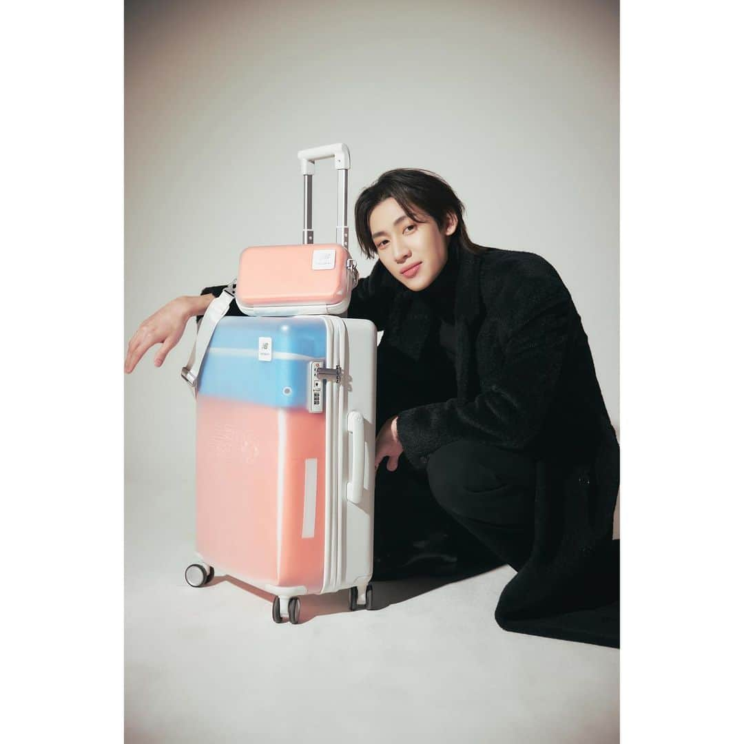 BamBam さんのインスタグラム写真 - (BamBam Instagram)「#광고 Come travel with me everywhere you want to go❤️  #Samsonite #NewBalance #쌤소나이트 #뱀뱀 #Bambam @samsonite_korea」3月7日 21時17分 - bambam1a