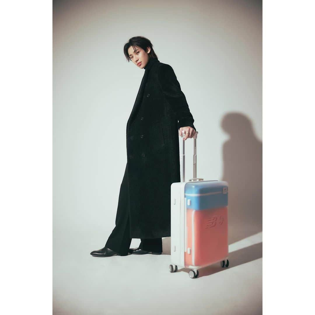 BamBam さんのインスタグラム写真 - (BamBam Instagram)「#광고 Come travel with me everywhere you want to go❤️  #Samsonite #NewBalance #쌤소나이트 #뱀뱀 #Bambam @samsonite_korea」3月7日 21時17分 - bambam1a